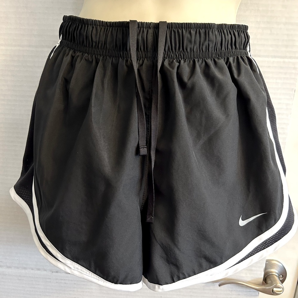 Nike Dri Fit athletic black running shorts in Sz Small. L9